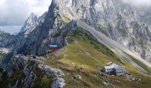 Tragedija v slovenskih gorah: po padcu v globino umrl hrvaški planinec