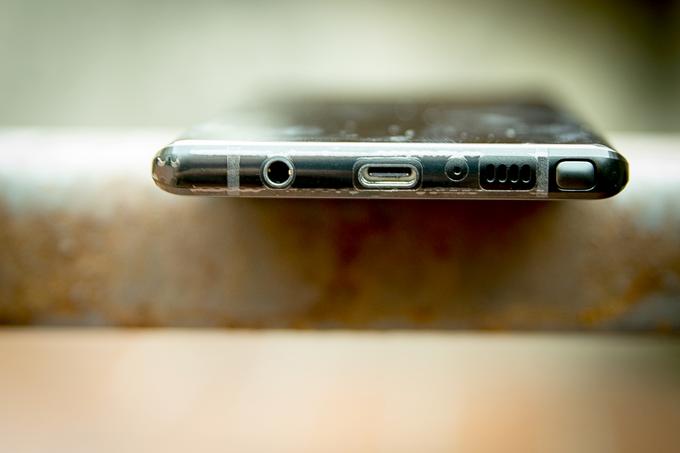 Samsung se niti pri svojem najnovejšem paradnem konju ni odpovedal 3,5-milimetrskem vhodu za slušalke, česar bodo mnogi, ki jih uporabljajo, zagotovo veseli. | Foto: Ana Kovač