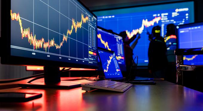 Mnoge večje finančne institucije trgovanje že zaupajo umetnointeligenčnim modelom in algoritmom, ki odločitve o nakupu ali prodaji sprejmejo v delčku sekunde. | Foto: Shutterstock