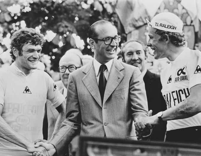 Nekdanji predsednik Francije in župan Pariza Jacques Chirac v družbi zmagovalca Toura Bernarda Theveneta.  | Foto: Getty Images