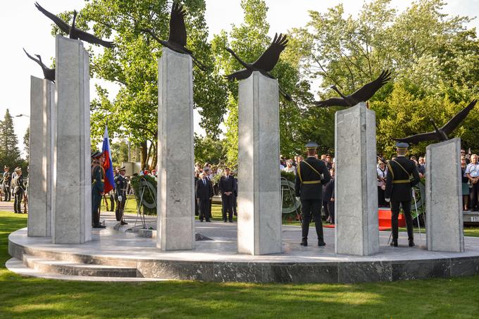 Spomenik sestavlja osem stebrov, ki predstavljajo osem let, kolikor sta skupaj trajali obe svetovni vojni, vanje pa so vklesana imena 3.000 padlih ruskih in sovjetskih vojakov. | Foto: STA ,