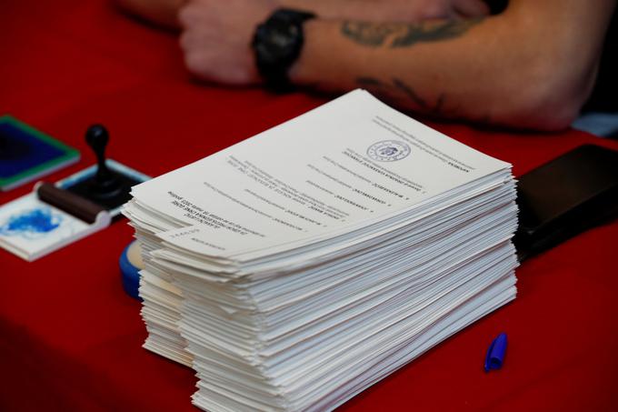 Volitve pomenijo tudi pomemben preizkus za stranke pred predčasnimi parlamentarnimi volitvami, ki jih je Đukanović razpisal za 11. junij. | Foto: Reuters