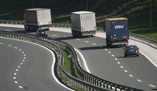 Zaradi prepovedi prometa skozi Karavanke obstalo kakih 150 tovornjakov