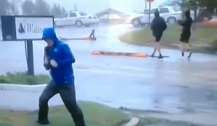 Novinar se "bori" z orkanom Florence, sprehajalca pa lagodno mimo njega #video
