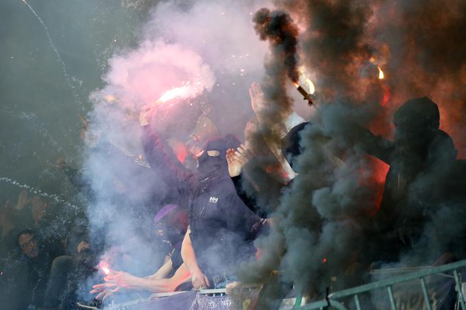Navijači so na štadion pretihotapili kar nekaj pirotehničnih sredstev. | Foto: Matic Klanšek Velej/Sportida