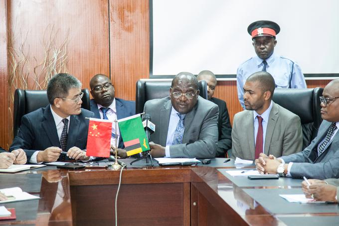 Zambija je ena od afriških držav, ki je v preteklih letih spletla tesne stike s Kitajsko. Na fotografiji iz leta 2018 vidimo takratnega kitajskega veleposlanika v Zambiji Jang Juminga in zambijskega ministra za zdravje. | Foto: Guliverimage/Vladimir Fedorenko
