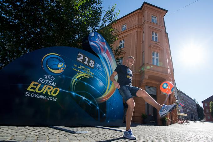 Začelo se je v središču Ljubljane, kjer je mimoidoče zabaval tudi Miguelin. Zvezdnik svetovnega futsala, ki je s Španijo osvajal naslove svetovnega in evropskega prvaka. | Foto: Matic Klanšek Velej/Sportida