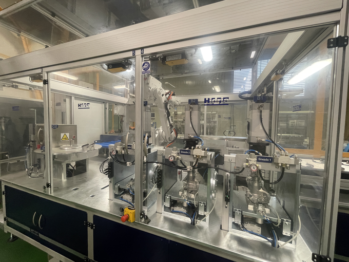 Robot za samodejno 3D preverjanje izdelkov iz aluminija v livarni Hidrie. Pri tem odločajo mikroni. | Foto: Gregor Pavšič