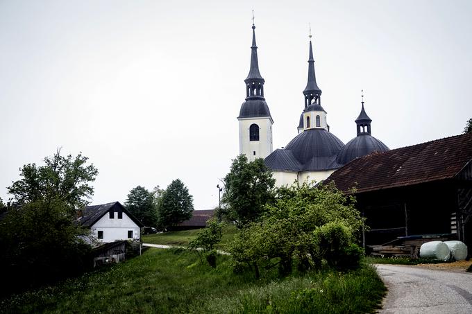 Vesela gora nad Šentrupertom z romarsko cerkvijo sv. Frančiška Ksaverija. | Foto: Ana Kovač