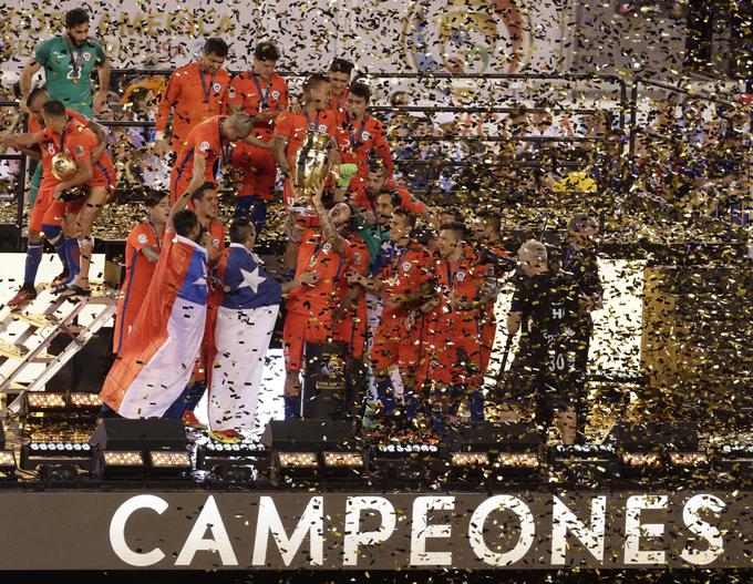 Nogometaši Čila še drugo leto zapored proslavljajo naslov južnoameriških prvakov. | Foto: 
