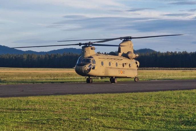 Boeing CH-47 chinook | Helikopter letalske enote španske vojske, ki je včeraj pozno popoldne pristal na Brniku.  | Foto Sierra5