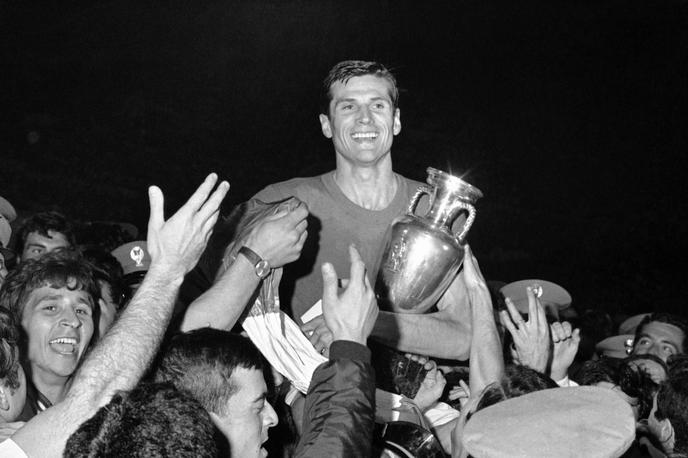 EP 1968 	Giacinto Facchetti | Presrečni kapetan italijanske reprezentance Giacinto Facchetti s pokalom, ki ga prejme evropski prvak. | Foto Guliverimage