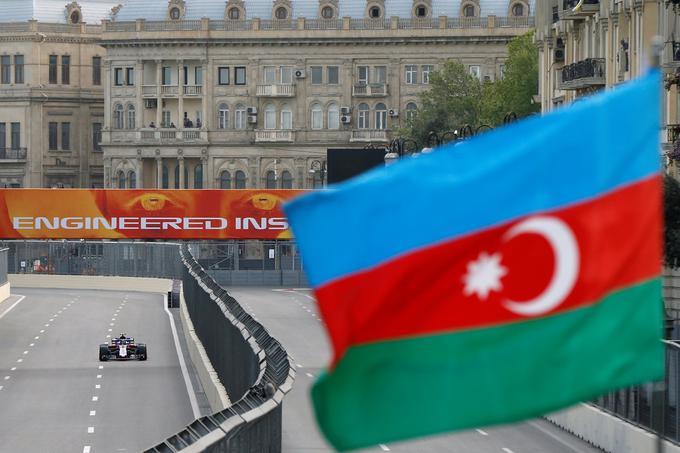 V nedeljo bodo oči ljubiteljev formule 1 prikovane v ulice prestolnice bogate države ob Kaspijskem morju. | Foto: Reuters