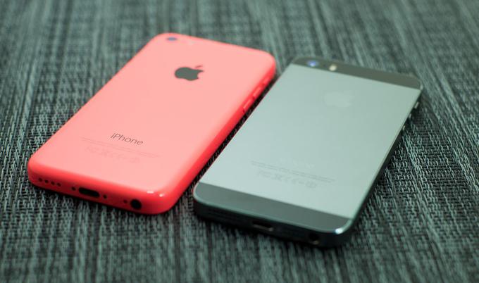 iPhone 5C v rožnati barvi (levo) ob iPhonu 5S. | Foto: 