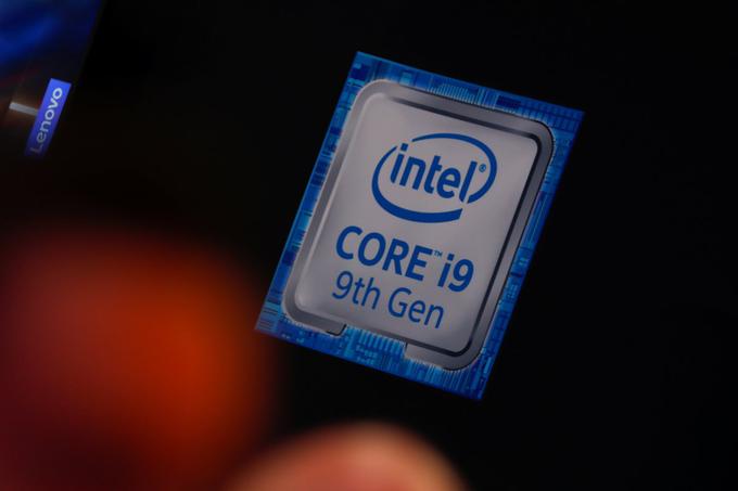 Intel naj bi v nemilost pri Applu med drugim padel tudi zato, ker je malce zaspal na lovorikah iz zanj zelo uspešne prve polovice prejšnjega desetletja in iz leta v leto uporabnikom z novimi mikroprocesorji ponudil premalo napredka, ki bi upravičil visoko ceno najbolj zmogljivih čipov. | Foto: Reuters