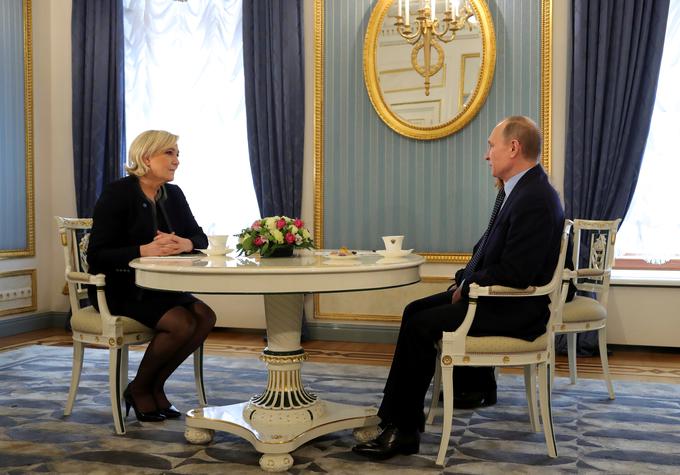 Marine Le Pen se je pred dnevi v Moskvi srečala z ruskim predsednikom Vladimirjem Putinom. Le Penova tako kot Fillon zagovarja odpravo sankcij proti Rusiji ter zavezništvo med Evropo in Rusijo proti islamskemu radikalizmu. | Foto: Reuters