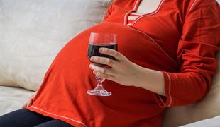 Zmerno pitje alkohola med nosečnostjo ne škoduje otroku