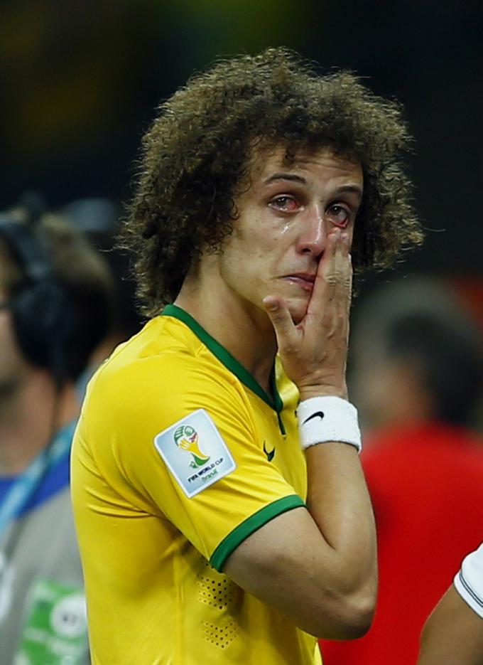Brazilski nogometni asi po hudem ponižanju v polfinalu SP 2014 proti Nemčiji niso skrivali solza. Tako je bil objokan branilec David Luiz. | Foto: Reuters