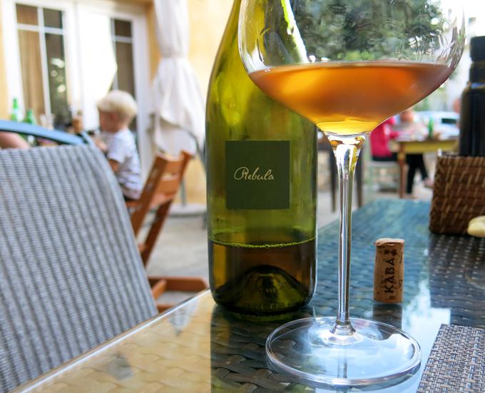Na domačiji Kabaj ob hrani, jasno, točijo Kabajeva vina. | Foto: Miha First