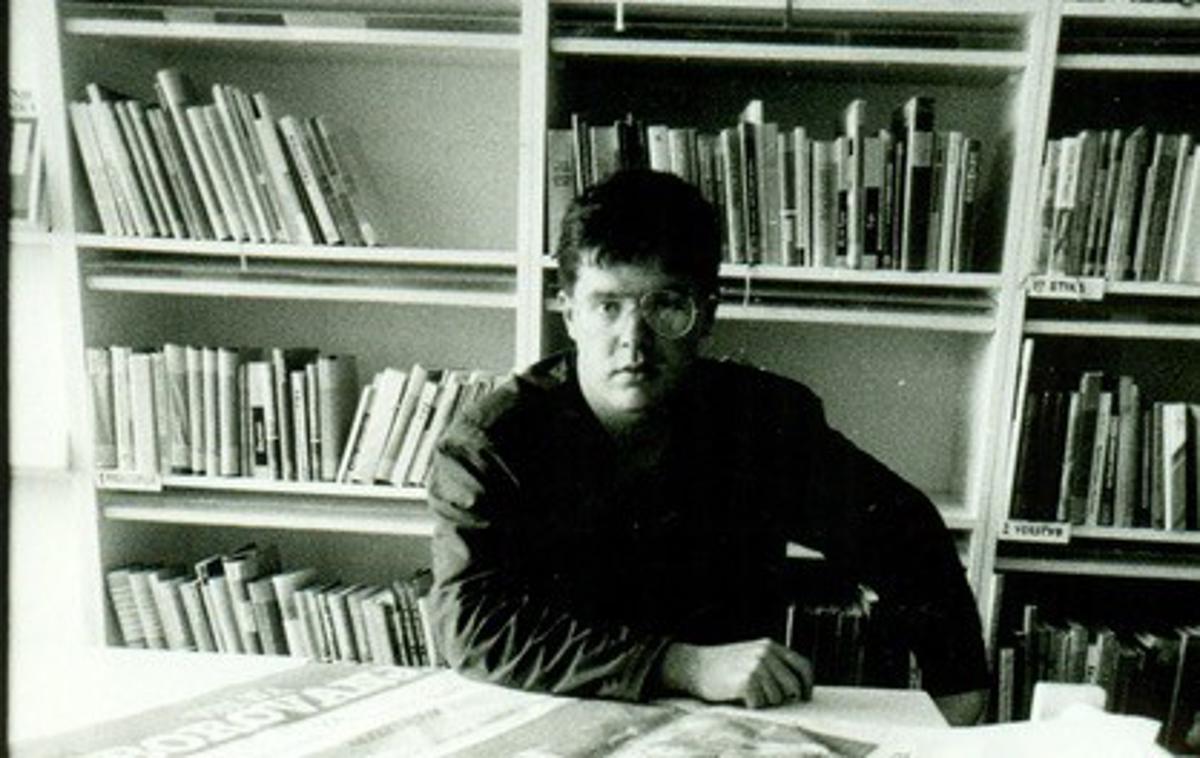 Marjan Geohelli | V zlatih časih domačega videa je Geohelli delal v največji videodistribuciji v Sloveniji in sodeloval pri velikem delu avdiovizualnih zbirk v slovenskih splošnih, v manjši meri pa tudi šolskih in drugih knjižnicah. Fotografija je bila posneta okoli 25. junija 1989. | Foto Tone Stojko