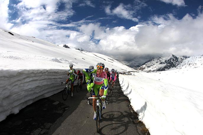 prela Gavia giro sneg | Leta 2010 je kolesarje na prelazu Gavia pričakala idilična kulisa, te dni pa je tam precej slabše. | Foto Getty Images