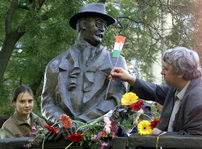 Imreja Nagyja so leta 1958 obesili. Njegov kip stoji v bližini madžarskega parlamenta. | Foto: Reuters