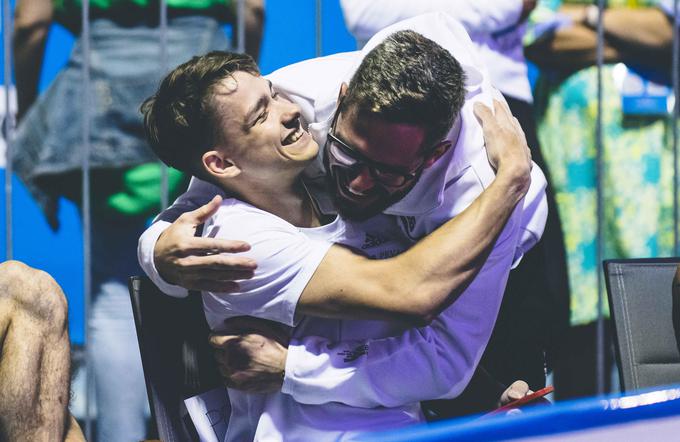 V moški konkurenci je svojo krstno zmago slavil Luka Potočar. Na fotografiji s svojim trenerjem Domnom Švabom. | Foto: Grega Valančič/Sportida