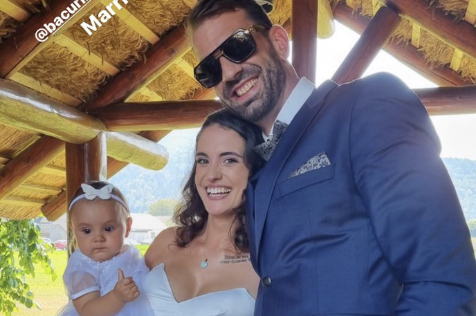 Maja Pinterič in Gregor Jakhel Kolarević | Par se je spoznal leta 2020, leta 2021 sta se zaročila, decembra lani pa tudi prvič postala starša in se razveselila rojstva hčerke Lune. | Foto Instagram/Maja Pinterič Kolarević