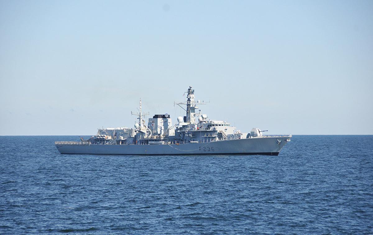 Britanski tanker | Tanker HMS Montrose je vstopal v Hormuško ožino, ko so se mu približala iranska plovila. | Foto Reuters