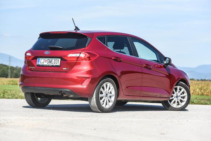 Fiesta je postavljena na 16-palčna lita platišča, ki za 180 evrov doplačila zamenjajo serijska 15-palčna. | Foto: Gašper Pirman
