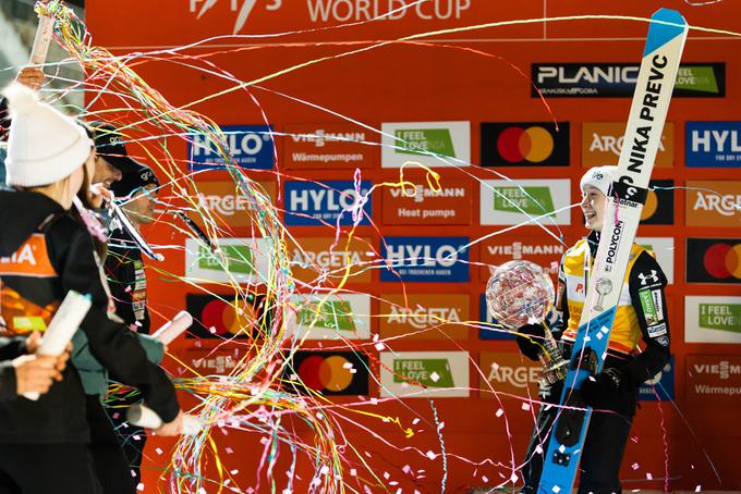 Nika Prevc je ena od dveh skakalk z osvojenim globusom, odkar je glavni trener Zoran Zupančič. | Foto: www.alesfevzer.com