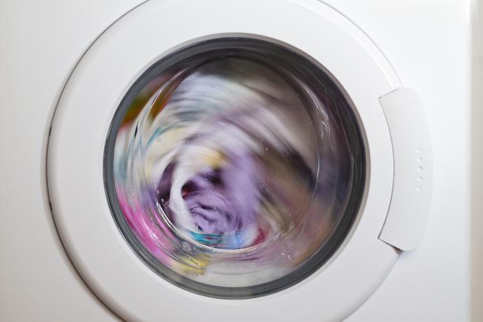 pralni stroj | Med pranjem oblačila izpuščajo vlakna, ki v primeru sintetičnih materialov postajajo mikroplastika, problematična za okolje. | Foto Thinkstock