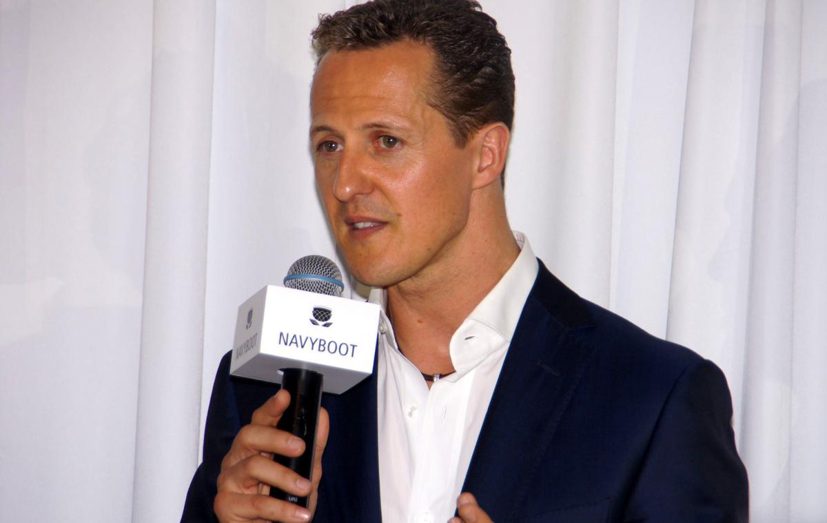 Michael Schumacher | Na naslovnici revije Die Aktuelle je bila ta teden Schumacherjeva fotografija, ob njej pa naslov: "Michael Schumacher: Prvi intervju!" Manjši podnaslov spodaj pa se je glasil: "Sliši se varljivo resnično." V članku postane jasno, da je tabloid pisal o lažnem intervjuju, ki ga je ustvarila spletna stran s pomočjo tehnologije umetne inteligence (AI). | Foto Reuters