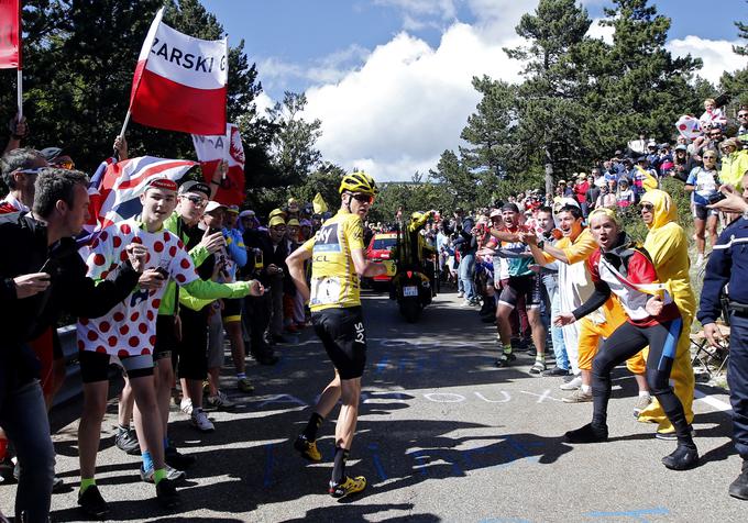 Za eno najbolj posrečenih podob letošnjega poletja je poskrbel Britanec Chris Froome. Na 12. etapi Dirke po Franciji je po trčenju ostal brez kolesa in se znašel po svoje: del trase je pretekel. (Julij 2016) | Foto: Reuters