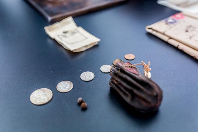 V skrinjici so bili tudi mošnjiček s kovanci, ki so značilni za časovne kapsule, in dva zarjavela gumbka, ki najdbi dajeta osebno noto. | Foto: Žiga Zupan/Sportida