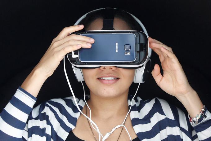 Izjema je Samsung, ki pa uporabo stoevrskih očal Gear VR (na fotografiji) pogojuje z lastništvom enega od svojih najdražjih pametnih telefonov. | Foto: Reuters