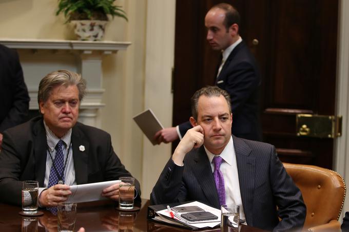Predsednikovi možje: breitbartovca Bannon (levo) in Miller ter Priebus (desno), predstavnik washingtonskega republikanskega establišmenta. Kdo bo prevladal v Beli hiši? | Foto: Reuters