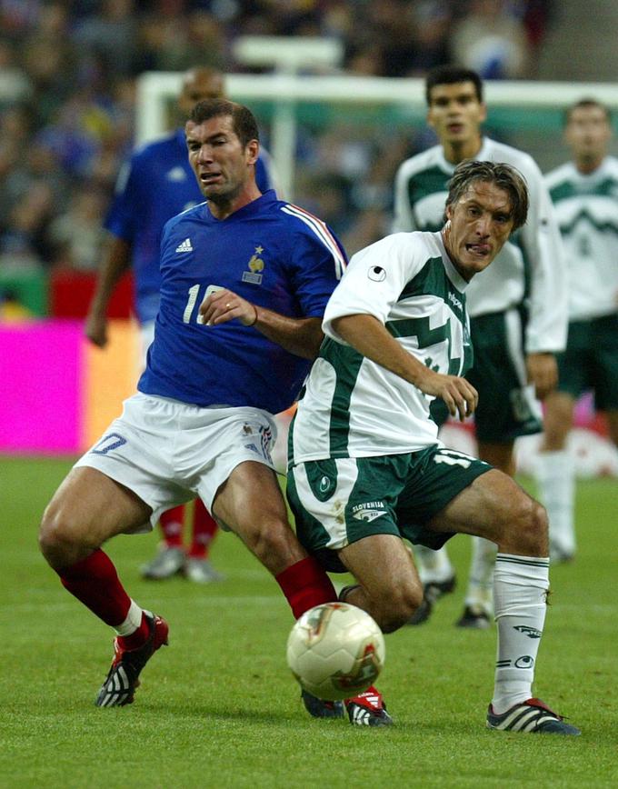 Miran Pavlin je za slovensko reprezentanco zbral 63 nastopov in dosegel pet zadetkov. Tudi tistega, ki je Katančevo četo leta 1999 popeljal na Euro. Na igrišču se je pomeril tudi z velikanom nogometa Zinedinom Zidanom. | Foto: Reuters