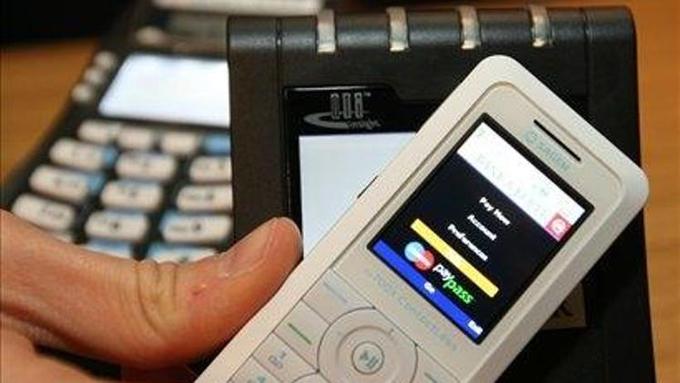 Primer delovanja MasterCard PayPass na mobilnem telefonu zdaj že nekaj časa neobstoječe blagovne znamke Sagem. | Foto: Siol.net/ A. P. K.