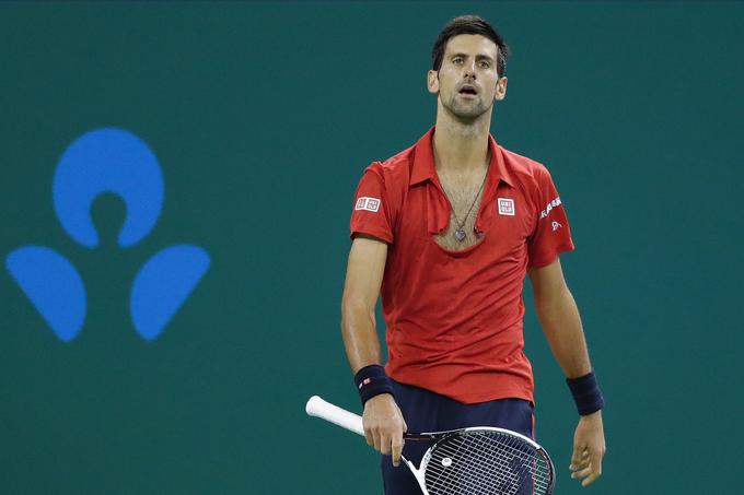 Novak Đoković je v Šanghaju trgal majico s sebe, zlomil lopar in se prepiral s sodnikom. | Foto: Guliverimage/Getty Images