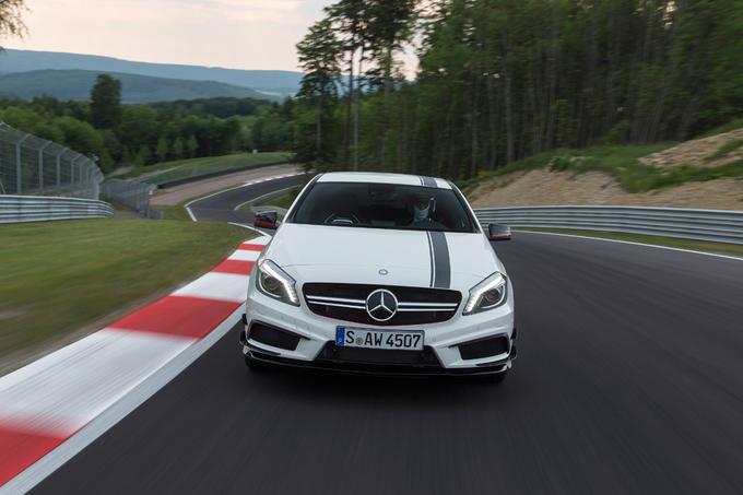 Pri Mercedes-Benzu se premiik blokade proti meji 300 kilometrov na uro imenuje code250 in stane dobre tri tisočake, kar glede na vrednost najboljših vozil AMG ni veliko.  | Foto: Mercedes-Benz