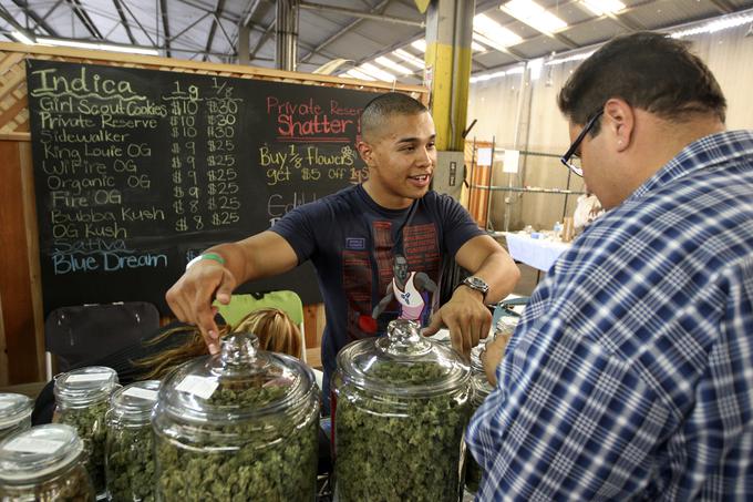 Prodajalna marihuane v Los Angelesu. Ameriška zvezna država Kalifornija je uporabo marihuane v rekreativne namene legalizirala novembra lani. | Foto: Reuters