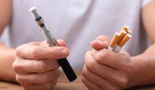 Vsak deseti slovenski 13-letnik že poskusil elektronsko cigareto