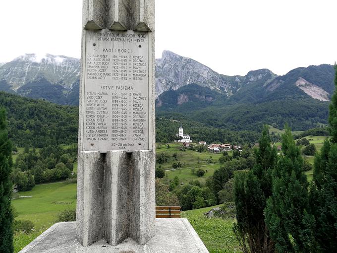 Za spomenikom, ki stoji ob cesti iz Kobarida ... | Foto: Nina Vogrin