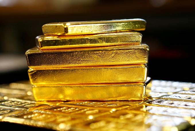 Zaradi negotovosti, kaj bo z evrom, številni Italijani v sosednji Švici že kupujejo zlato. Negotovost se pozna tudi na finančnih trgih. Kot piše nemški Die Welt, so se obresti na italijanske državne obveznice povečale. Obresti za desetletne državne obveznice znašajo zdaj dva odstotka (za primerjavo: nemške samo 0,2 odstotka). Krči se tudi število kupcev teh obveznic. Italijanske državne obveznice kupuje samo italijanska centralna banka in italijanske banke, tuji vlagatelji se umikajo. | Foto: Reuters