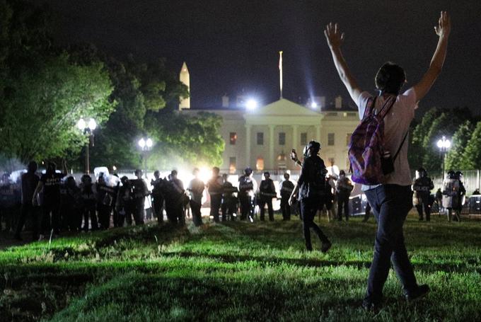 Protestniki in obroč policistov pred Belo hišo. | Foto: Reuters