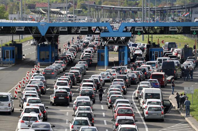 Kolona meja | Prometni tokovi se bodo letos z umikom schengenske meje med Slovenijo in Hrvaško močno spremenili. Vsaj nekaj mesecev pa bo treba paziti, da se vozniki navadijo na spremenjen režim.  | Foto STA