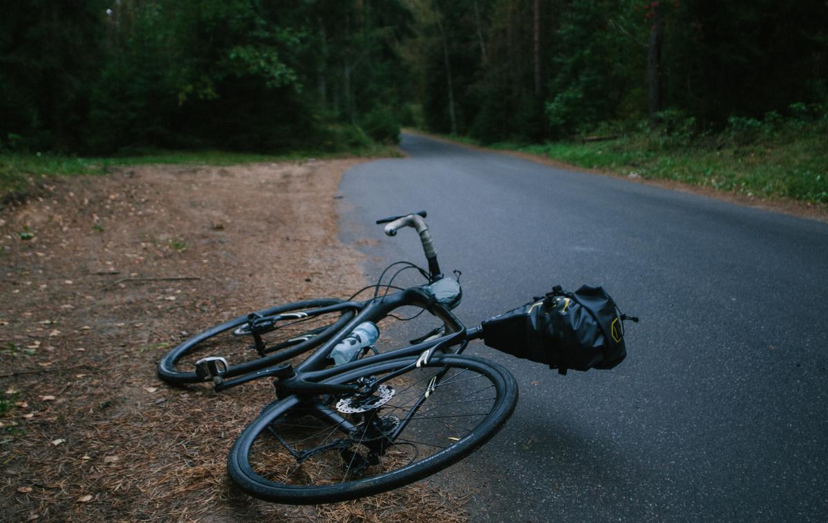 Kolo, kolesarska nesreča, kolesarjenje | Kolesar je izgubil oblast nad kolesom.  | Foto Unsplash / Dmitrii Vaccinium