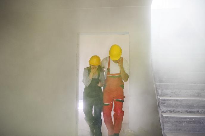 Delavci, zastrupite, ogljikov monoksid | Po prvih ugotovitvah so delavci delali v zaprtem prostoru, pri tem pa uporabljali naprave z notranjim izgorevanjem. | Foto Shutterstock