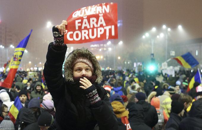 Februarja letos je množica v Bukarešti protestirala proti korupciji romunskih oblasti. | Foto: Reuters